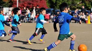 総合型地域スポーツクラブに参加している子供たちがサッカーの試合を行っている様子の写真