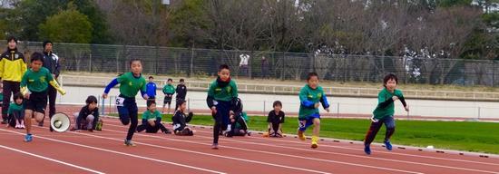 総合型地域スポーツクラブに参加している子供たちが一斉に走り出している様子の写真