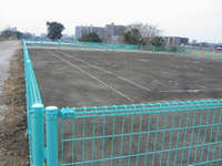 緑の柵の傍からゲートボール場1面を写している写真