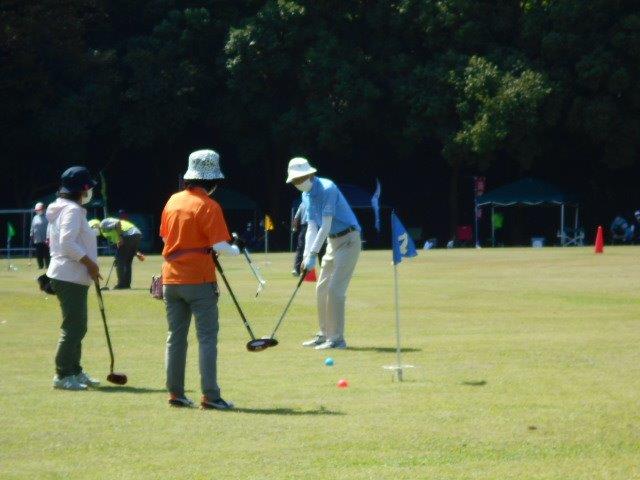 市民スポーツ大会でグラウンドゴルフをしている様子