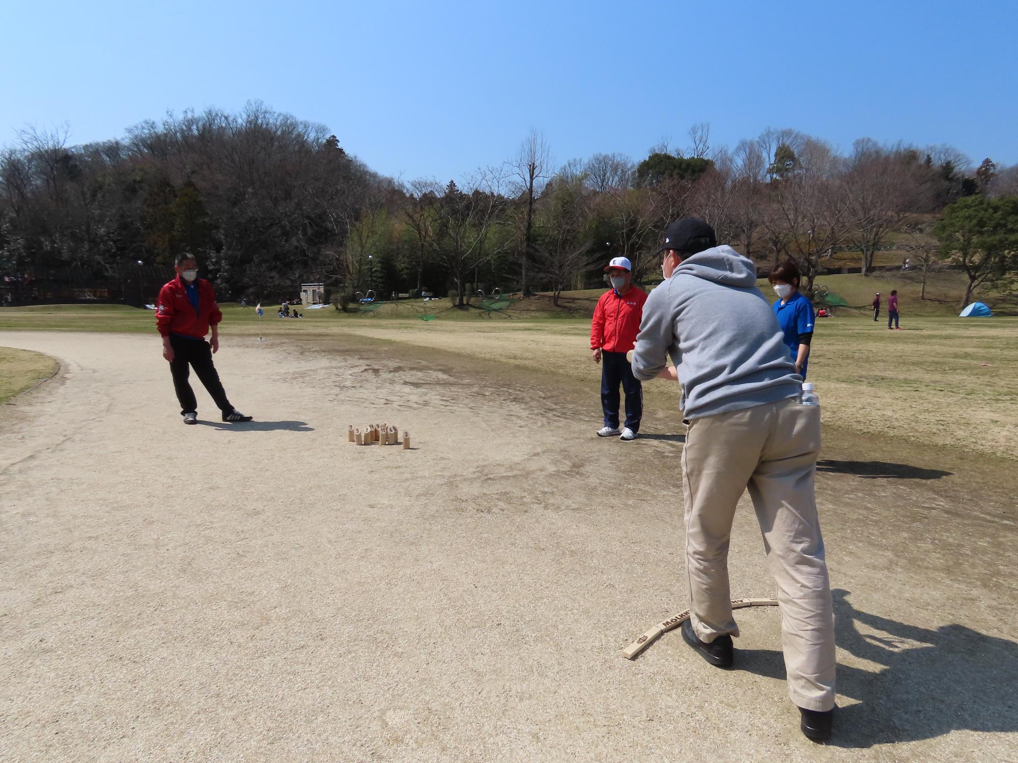 成人男性がモルックを楽しんでいる様子