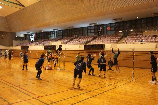 市民スポーツ大会でソフトバレーボール競技をしている写真