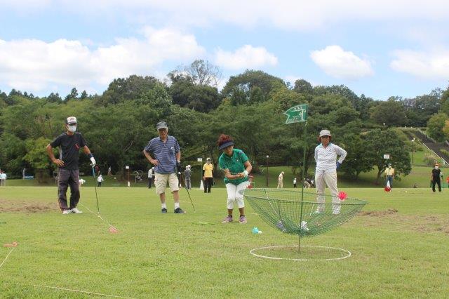 市民スポーツ大会のターゲットバードゴルフを行っている写真