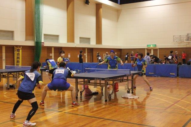 市民スポーツ大会で卓球競技の男女ダブルスをやっている写真