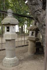 愛甲熊野神社の境内に残っている2つの石灯籠の写真