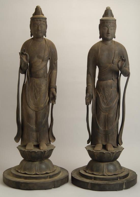 台座に立ち右腕に布をのせ垂らし左腕は下にまっすぐ伸ばし布を巻き付けている左側の菩薩像と反対のポーズをしている右側の菩薩像2体が並んでいる写真