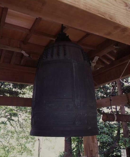 長谷寺で吊り下げられている大きな銅鐘の全体写真