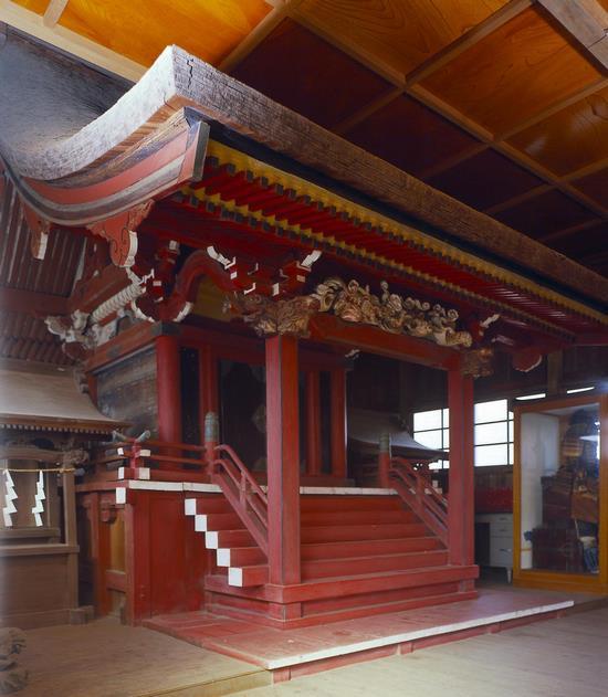朱塗りを基とした三田八幡神社の本殿を左斜めより写した写真