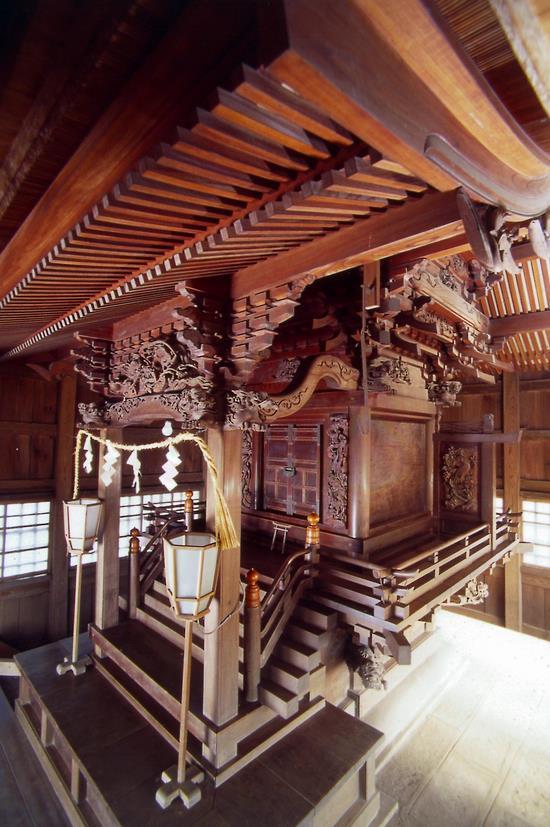 複雑な細部形式や装飾が施された木製の本殿の写真