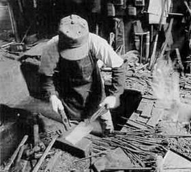 飯山在住の安斎功氏さんが厚木市の鍛冶屋で鍛冶をしている写真