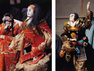 左側はオレンジ色の甲冑を身に着けた男の人形と左奥で女の人形が泣く芝居、右側は黒と金色の甲冑を身に着けた男の人形が左手と右足を上げている相模人形芝居の様子の写真