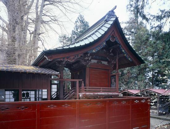 朱色が鮮やかな荻野神社の本殿の外観写真