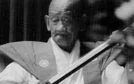 竹沢弥造さんが、三味線を奏でる写真