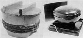 木で作られたお櫃と、陶器でで作られた容器が白黒で写っている写真