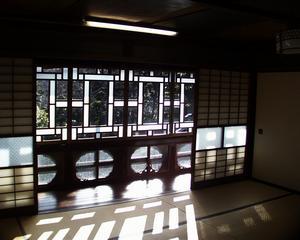 古民家2階の障子の奥にある、すりガラスや透明のガラスで施されているオシャレなデザインの窓ガラスの写真