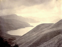湖と山並みを山の頂上から撮影した白黒写真