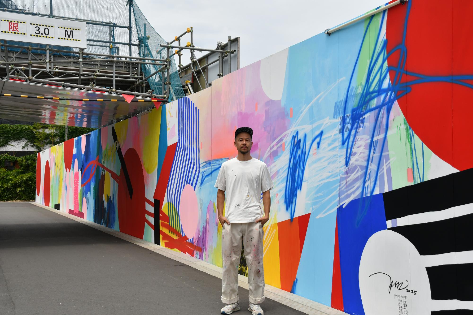 井上純さんご本人と壁画
