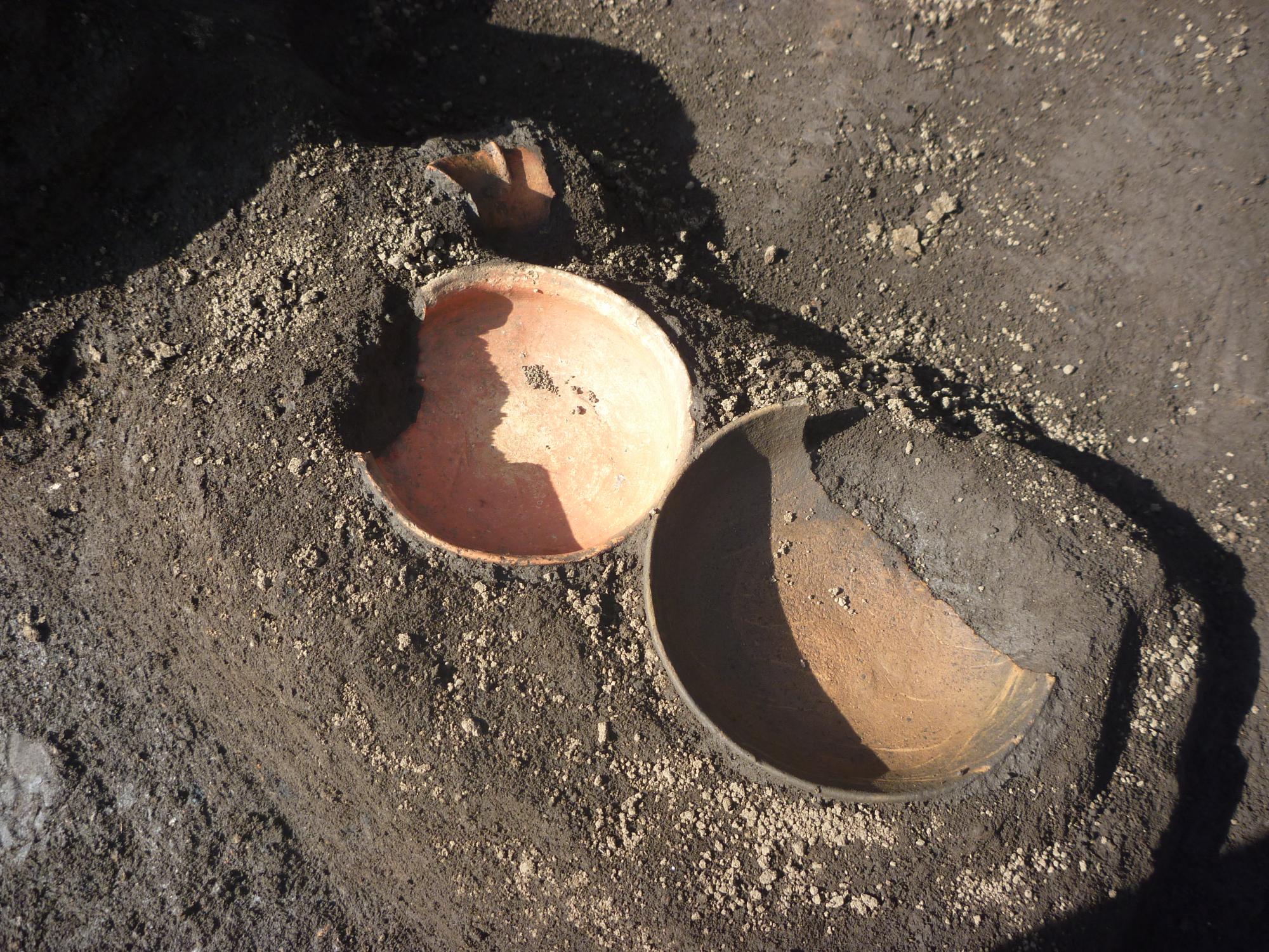 竪穴住居から土器が発見されている