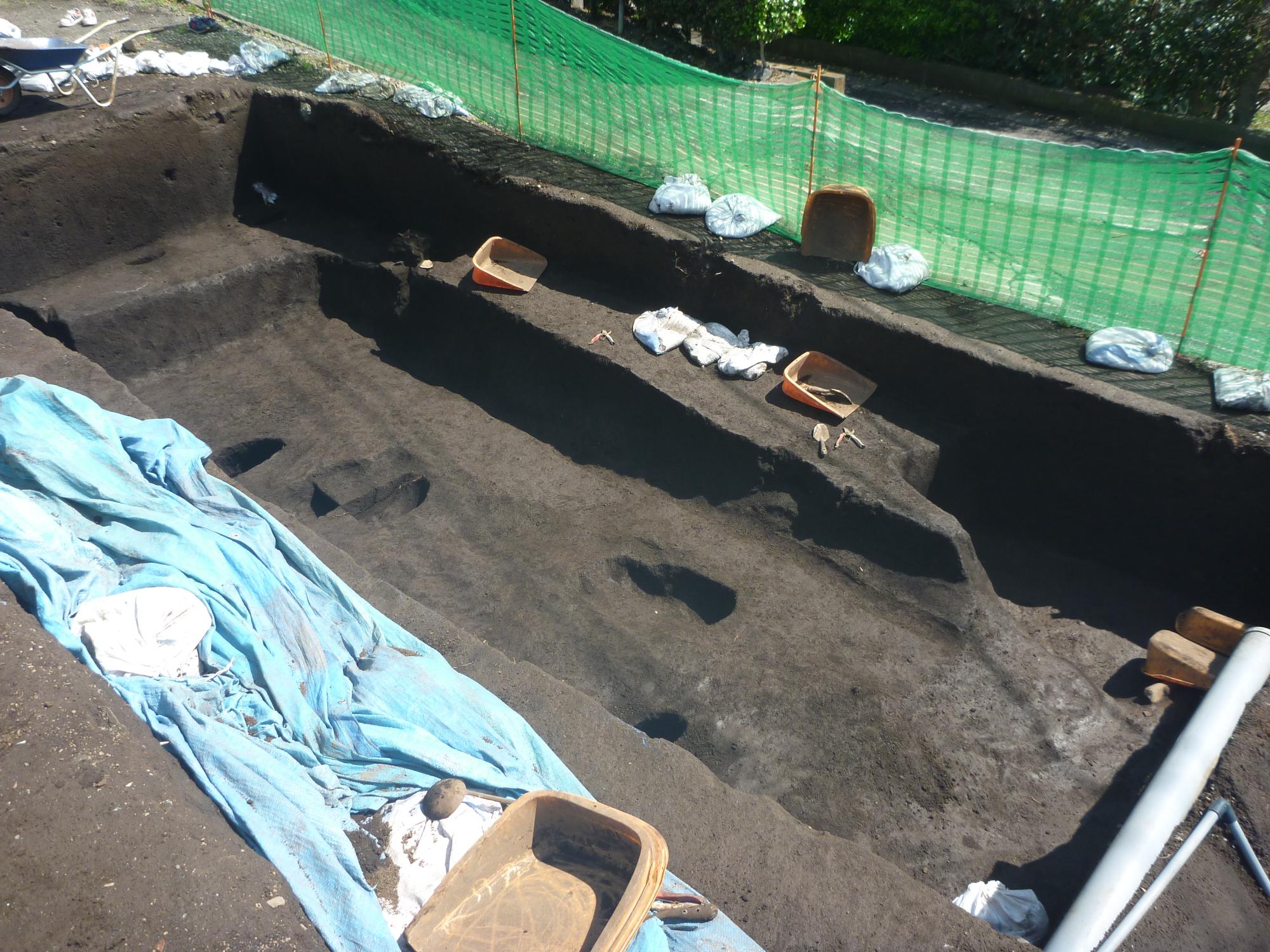 発掘調査によって竪穴住居の一部が検出している様子。