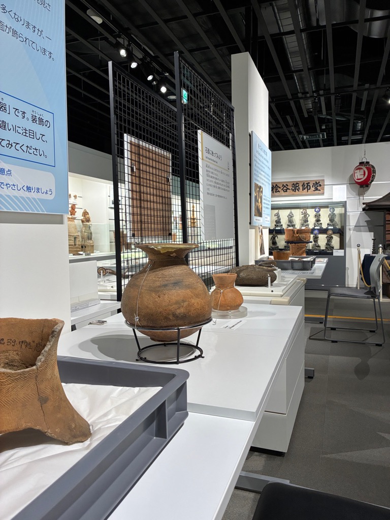 展示台に並べられた土器
