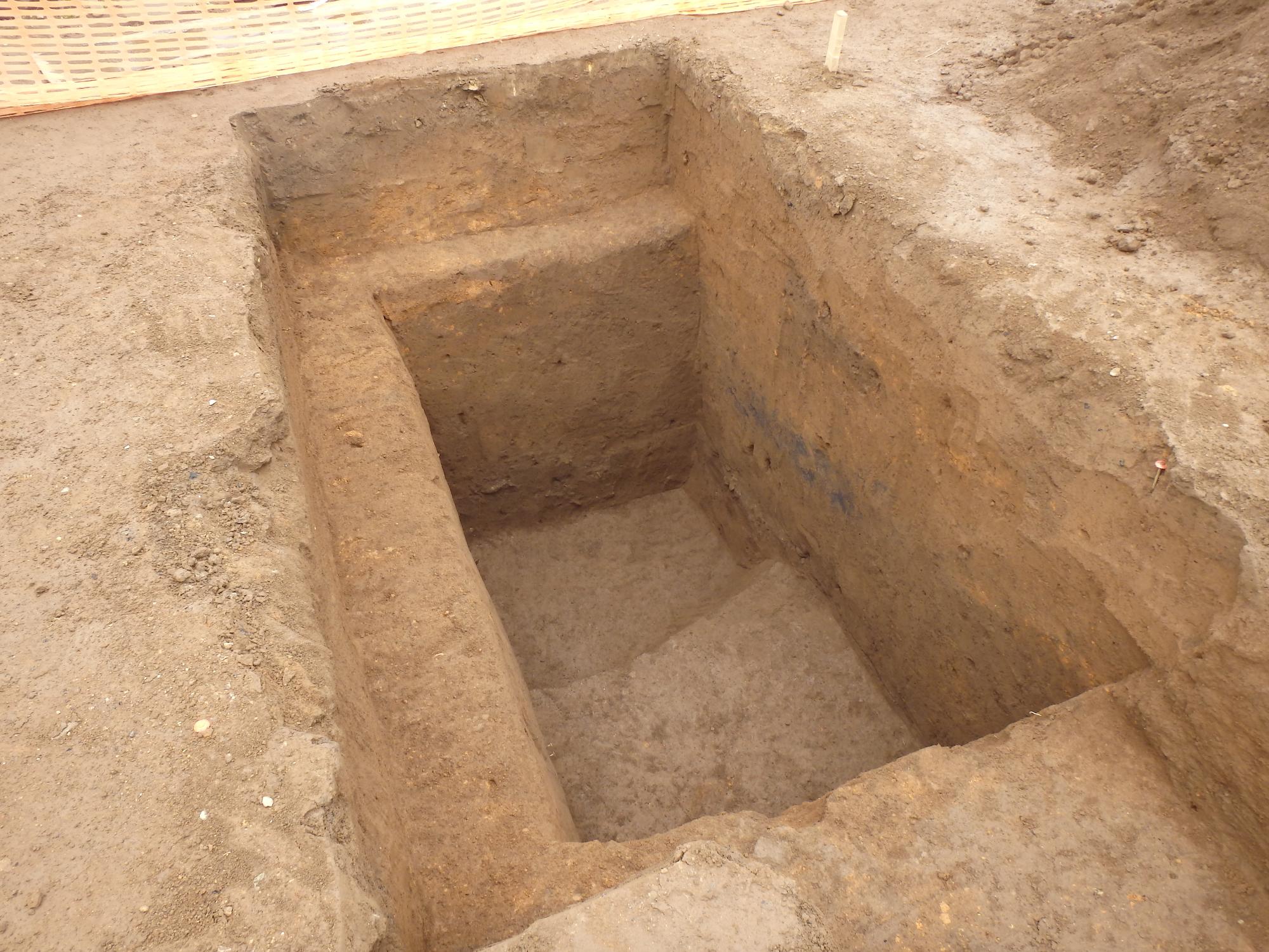 発掘調査によって竪穴住居が検出されて状況