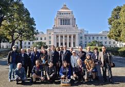 国会議事堂（衆議院）を背景に参加者の集合写真