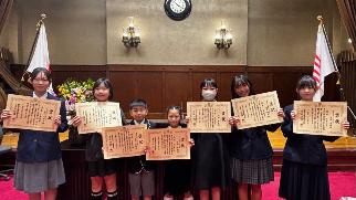 神奈川県入選表彰者７人が表彰状を持って並んだ集合写真