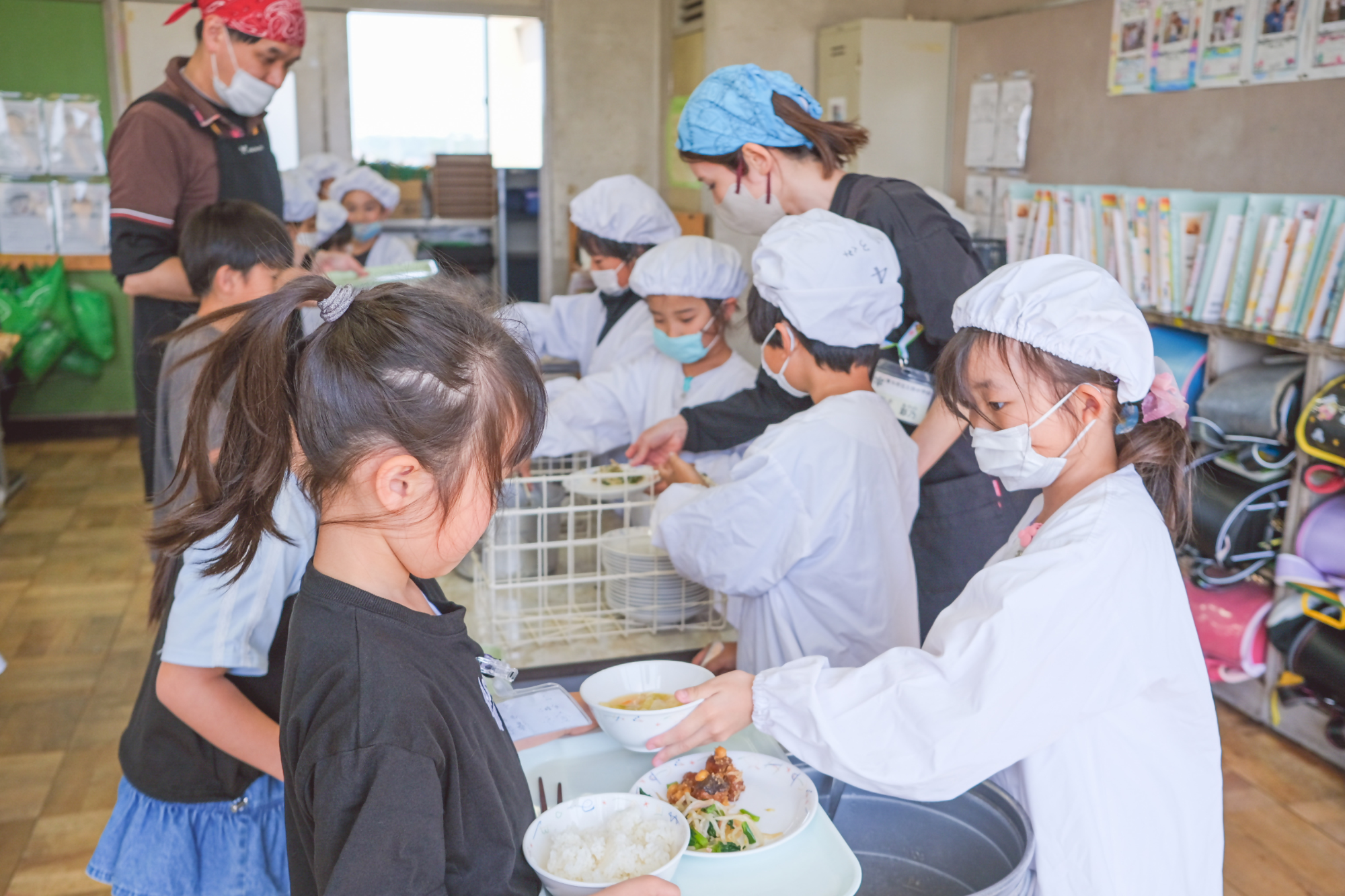 学校給食の配膳