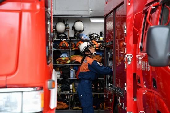消防車の設備点検をしている消防署員の写真