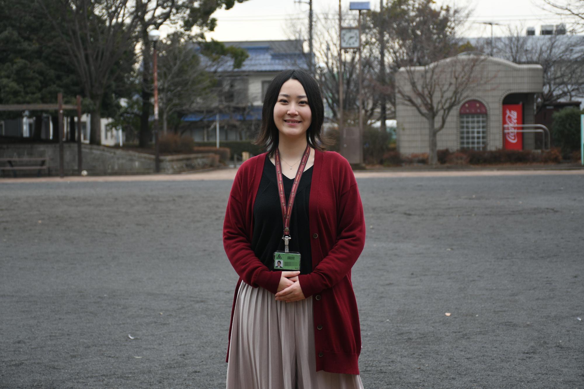 公園で立っている女性職員の写真