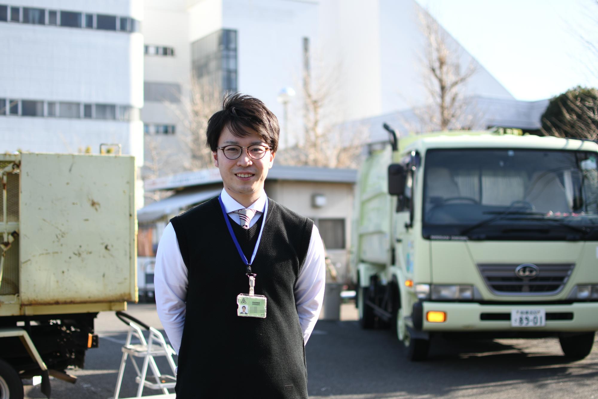 環境センターの前で笑顔で立っている男性職員の写真