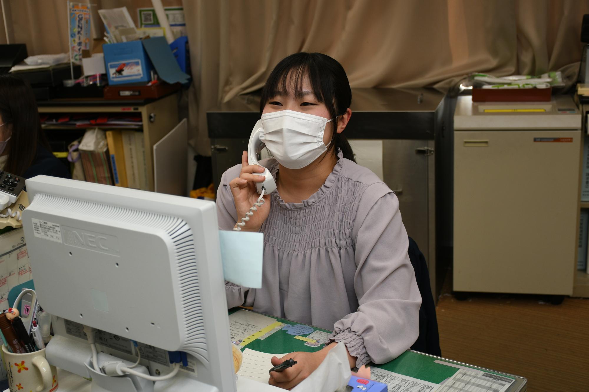 電話応対をしている女性職員の写真