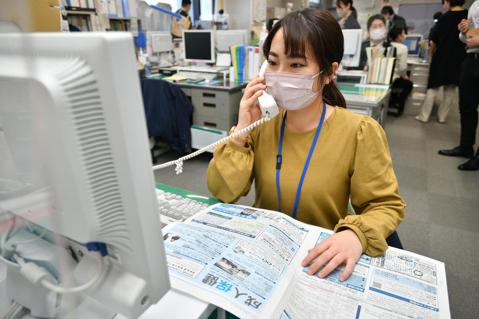 電話応対をしている女性職員の写真