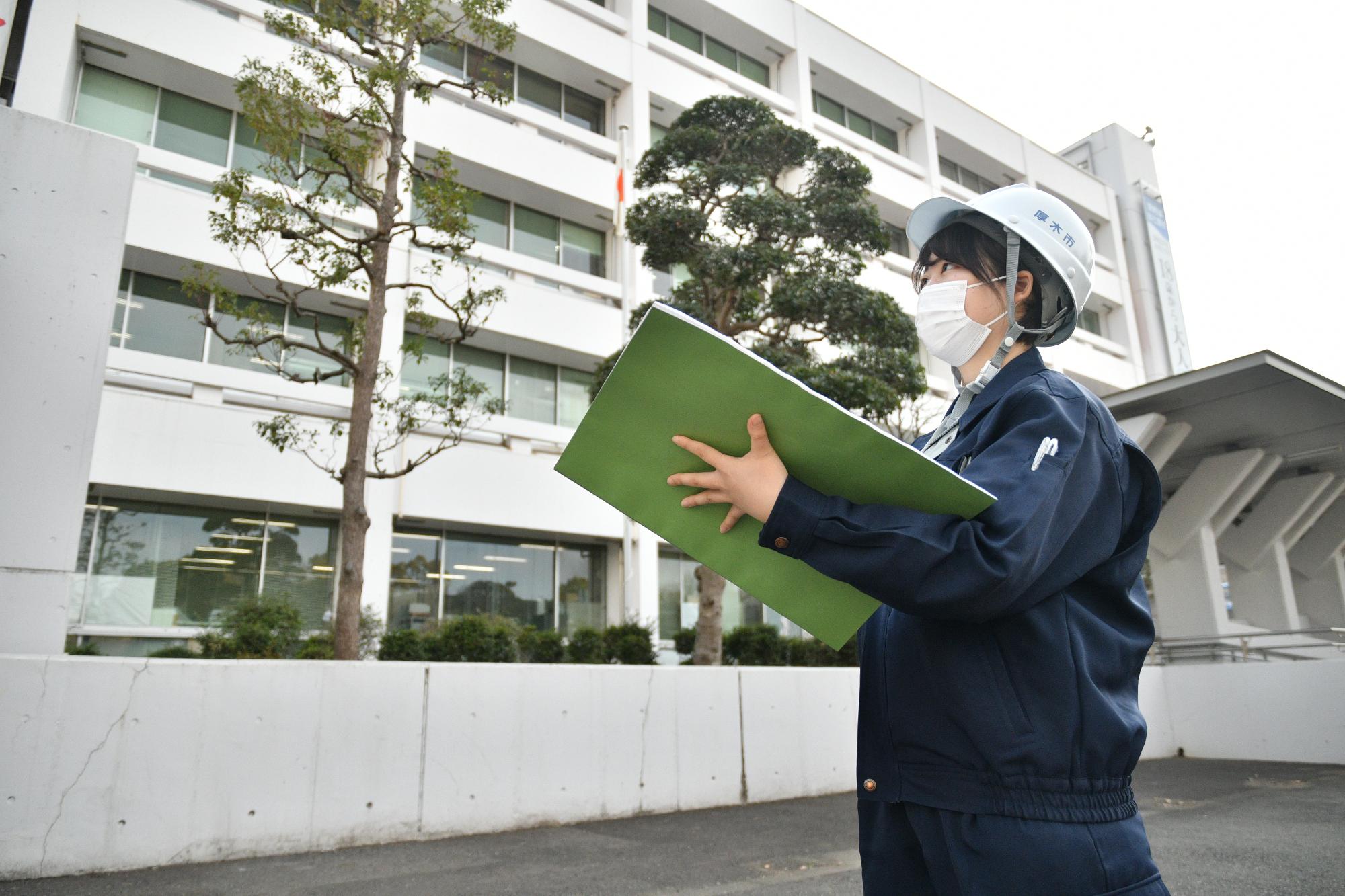 工事現場の確認をしている建築職の女性職員の写真