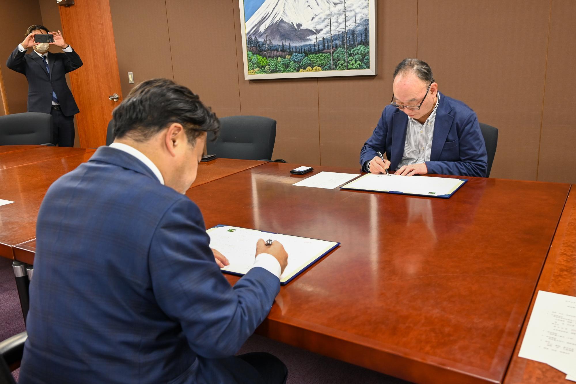 協定書の署名する山口市長と紺野代表
