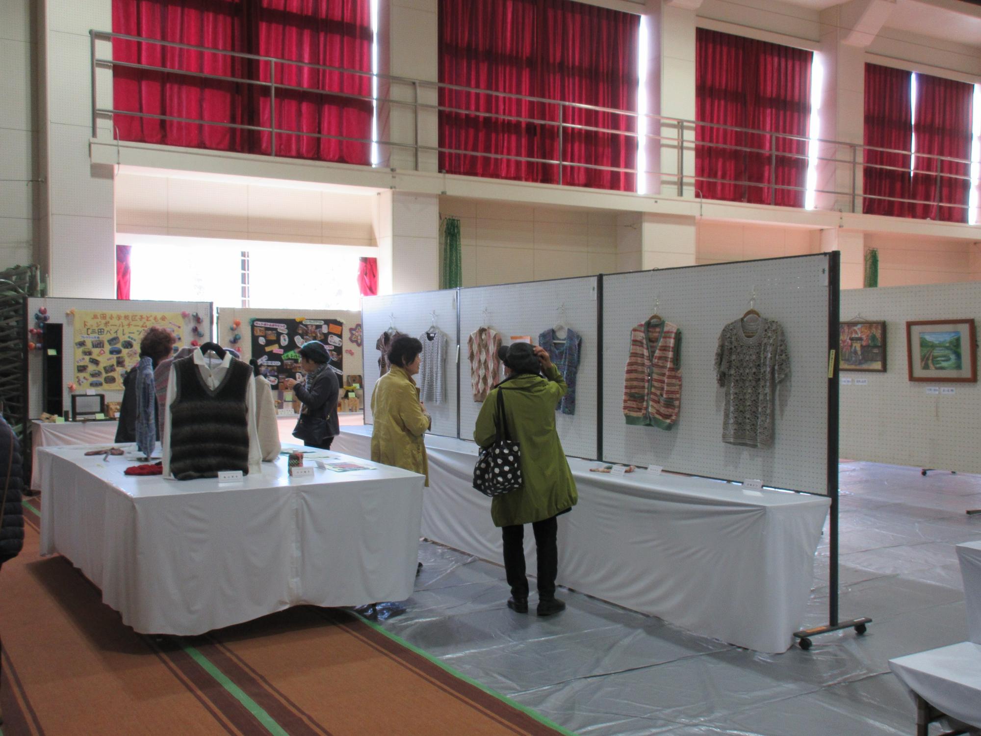 文化作品展で力作に見入る来場者の方々