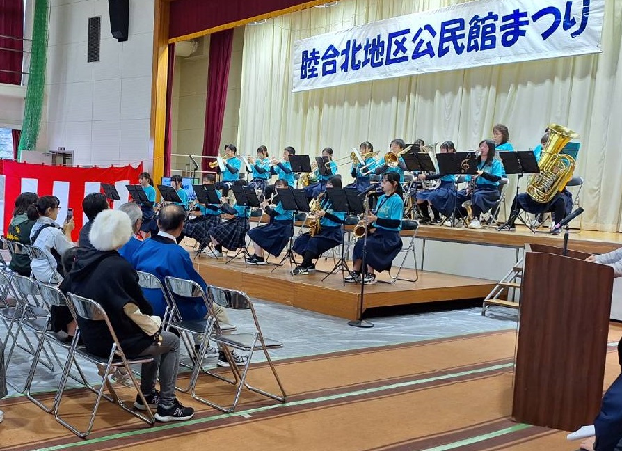 芸能発表会の様子。睦合中学校吹奏楽部の演奏を聞き入る。