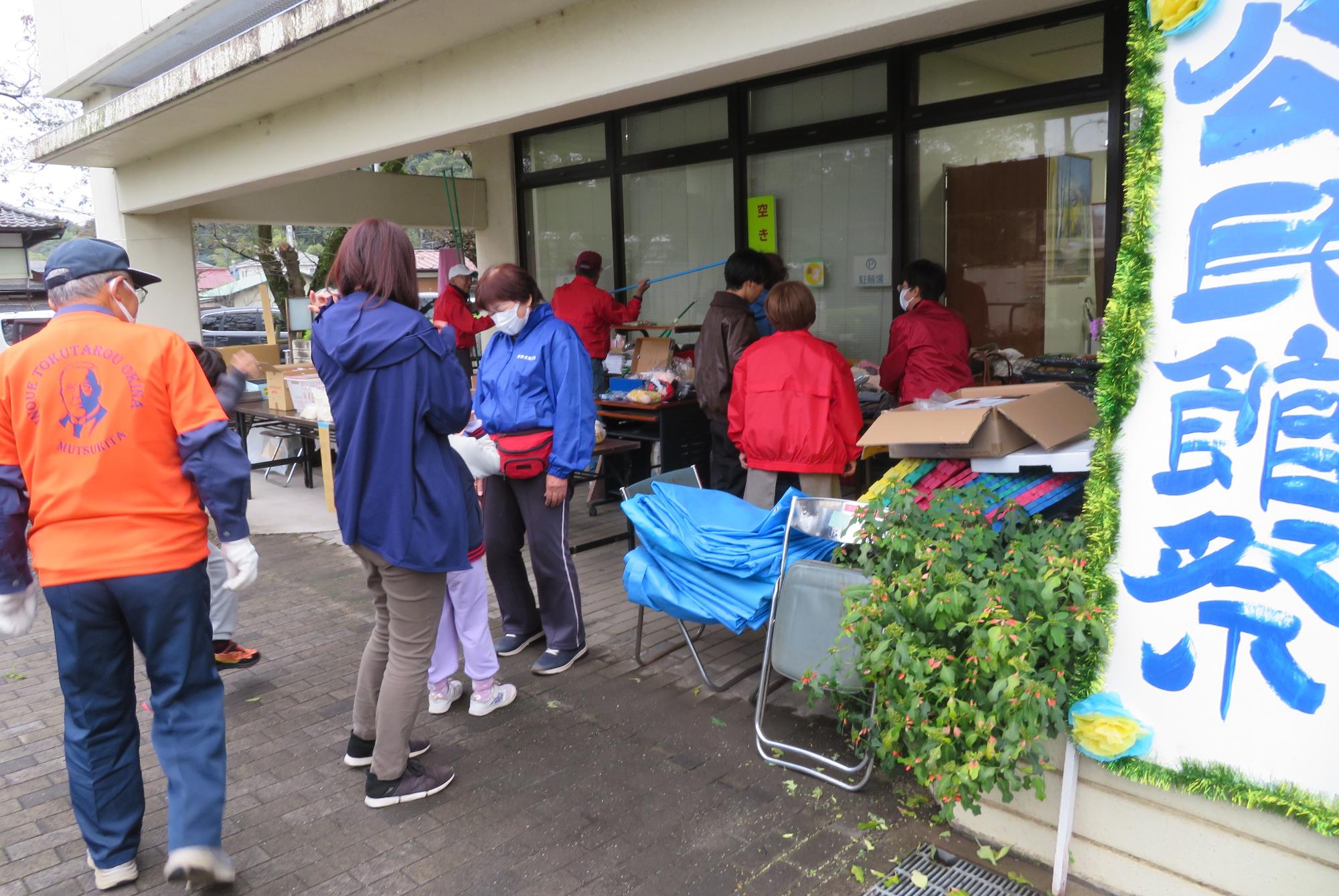 掘り出し物があるかも⁈ 福祉バザーの様子